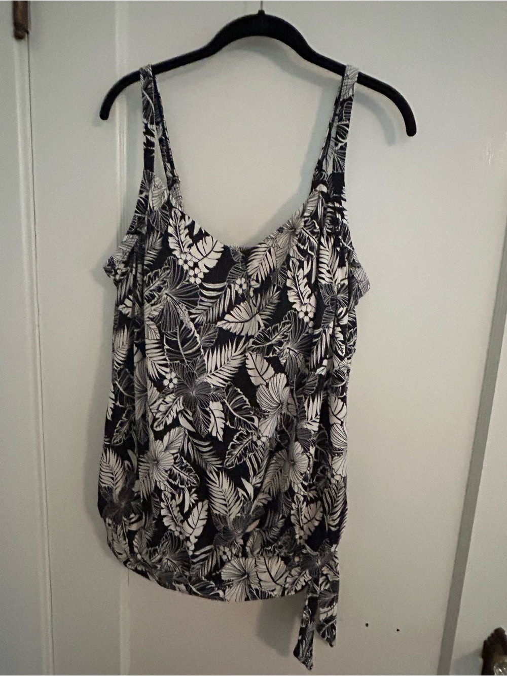 Women's size 18 Swimsuits for All Black tropical palm blouson tankini side tie